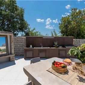 4 bedroom villa with indoor and outdoor pools in Galižana, Istria, sleeps up to 8